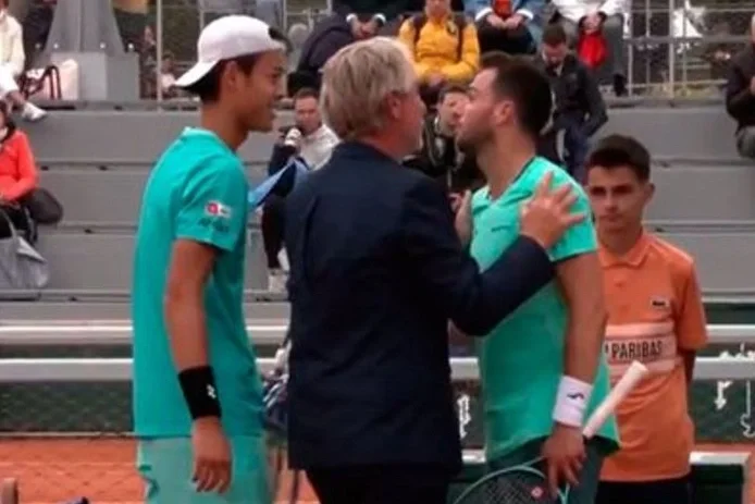 Tension at Roland Garros: two tennis players almost came to blows and the referee had to separate them.