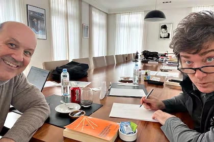 Javier Milei junto al ministro de Desregulación, Federico Sturzenegger.