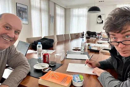 Federico Sturzenegger junto al presidente Javier Milei.