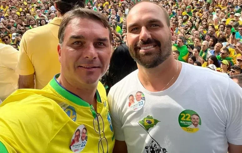 Eduardo Bolsonaro junto a su hermano Flavio, el candidato favorito para derrotar a Lula.