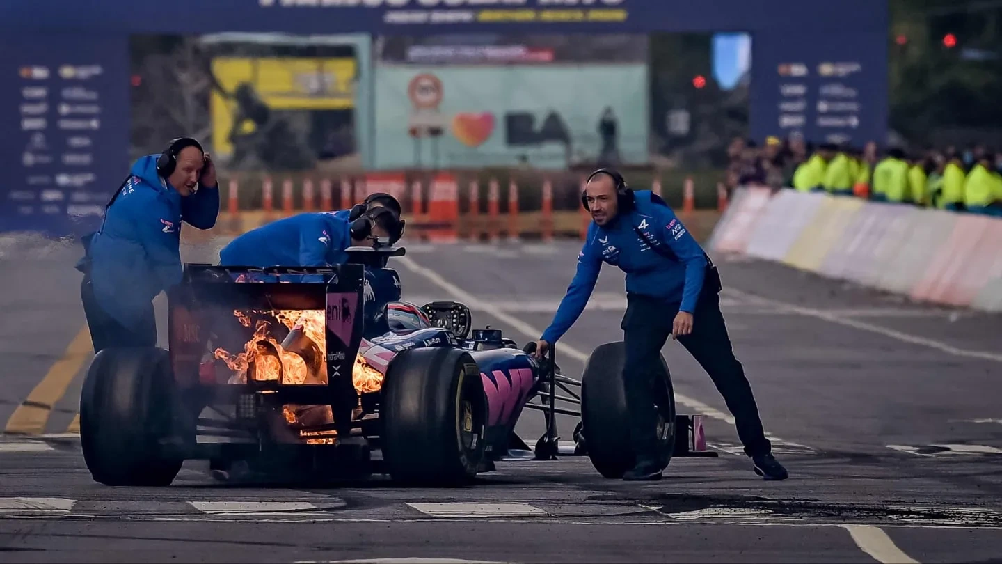 Colapinto prendió fuego el Lotus en el cierre de la exhibición