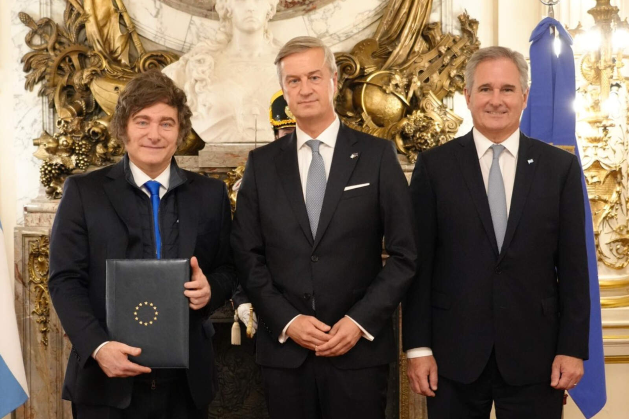 Erik Høeg, embajador de la Unión Europea en Argentina junto a Javier Milei y Pablo Quirno.