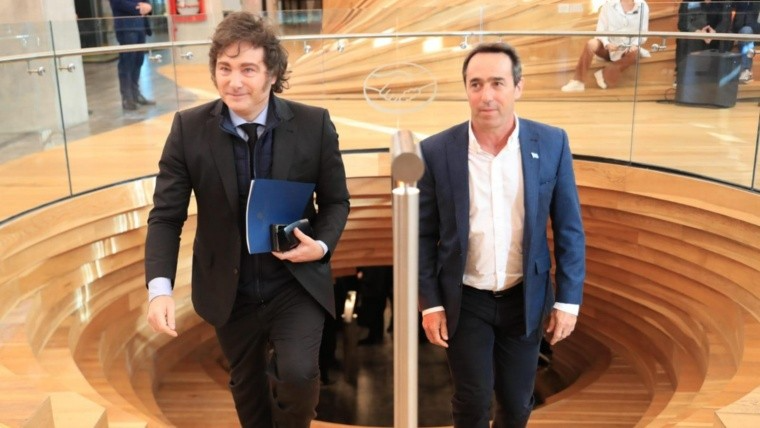 The president, Javier Milei, together with the owner of Mercado Libre, Marcos Galn.