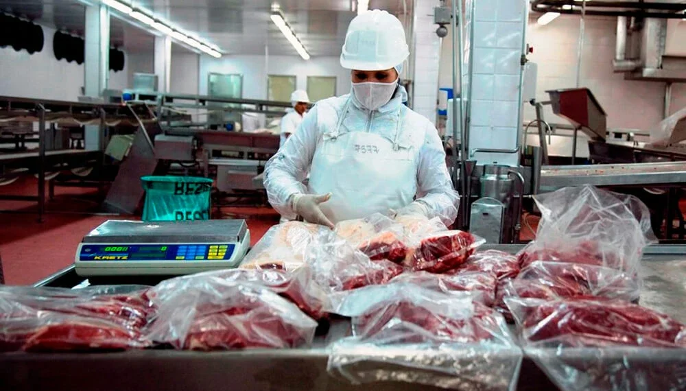 Los frigorificos argentinos arrasan con las cuotas de exportaciones regionales.