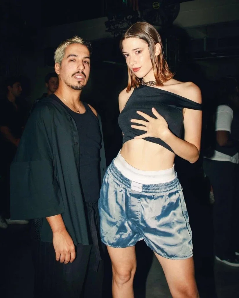 Nacho Elizalde junto a su novia