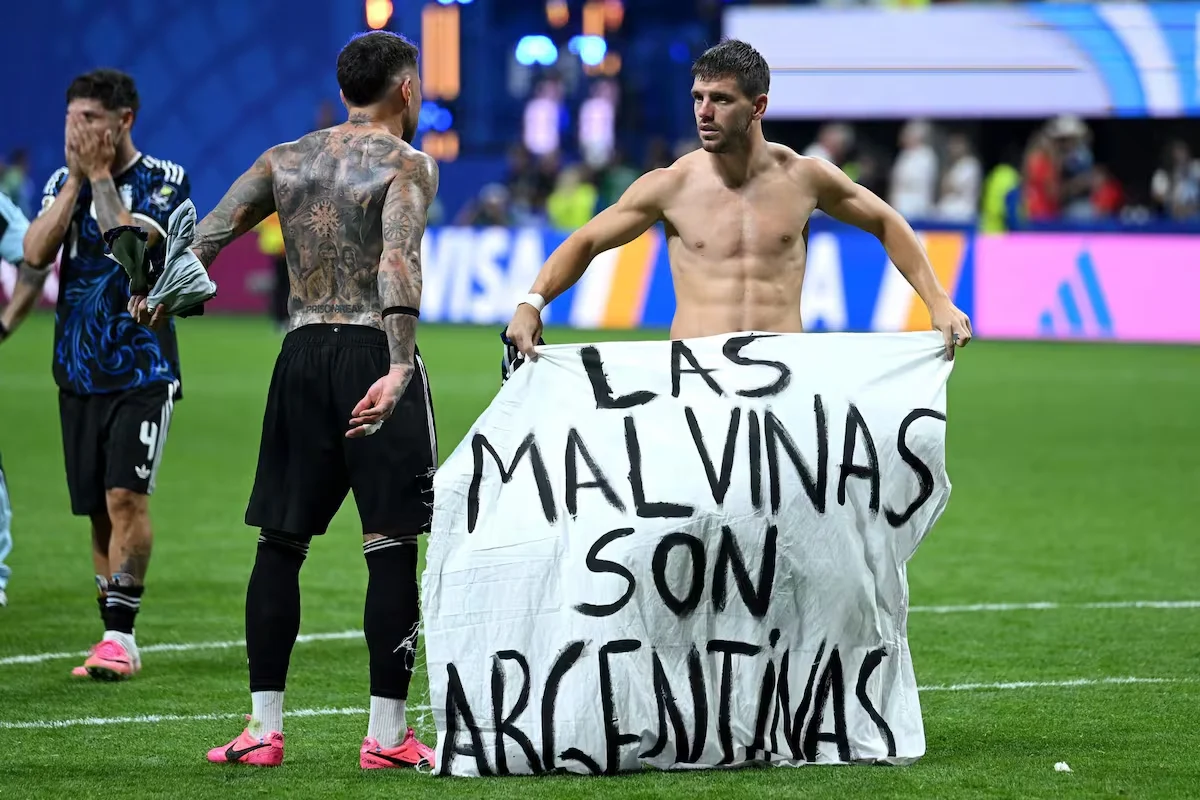El peculiar destino que tendrá la bandera que levantaron los jugadores de la Selección en reclamo de las Islas Malvinas