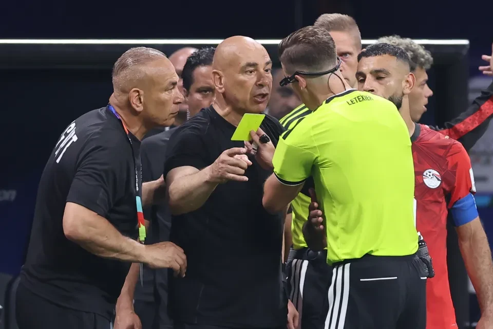 Hossam Hassan siendo sancionado por el árbitro.
