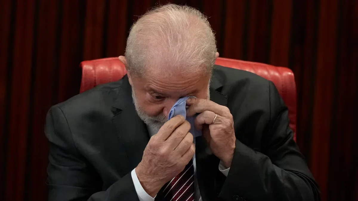 Lula da Silva llorando.