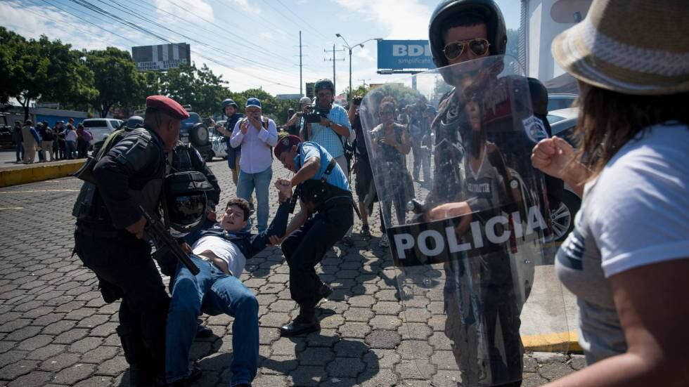Policías nicaraguenses reprimiendo manifestantes 