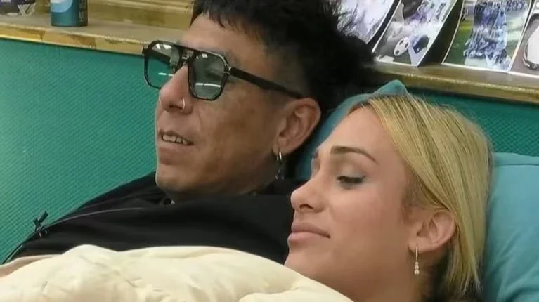 Brian Sarmiento sale con una joven trans