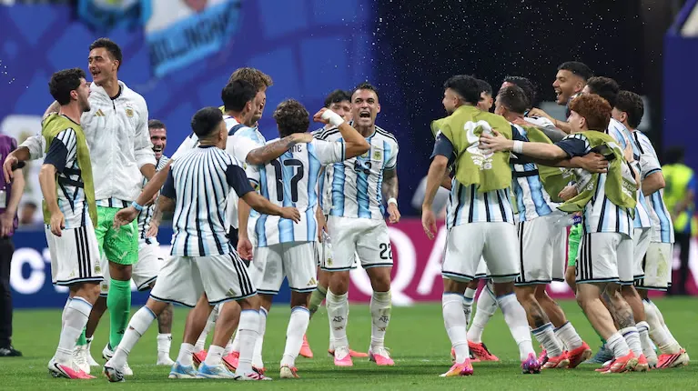 El equipo estalló de alegría y celebró con cánticos la remontada contra el equipo musulman.
