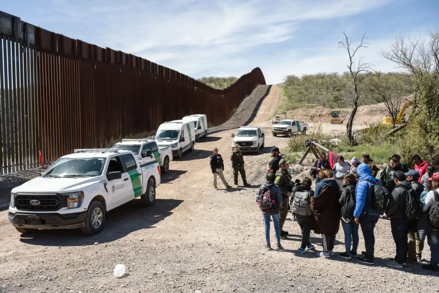 Múltiples asociaciones de izquierda pro-inmigración ilegal lanzaron una batalla judicial para entorpecer la política migratoria de Donald Trump