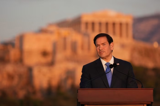 Rubio con la Acrópolis de fondo dando su discurso. 