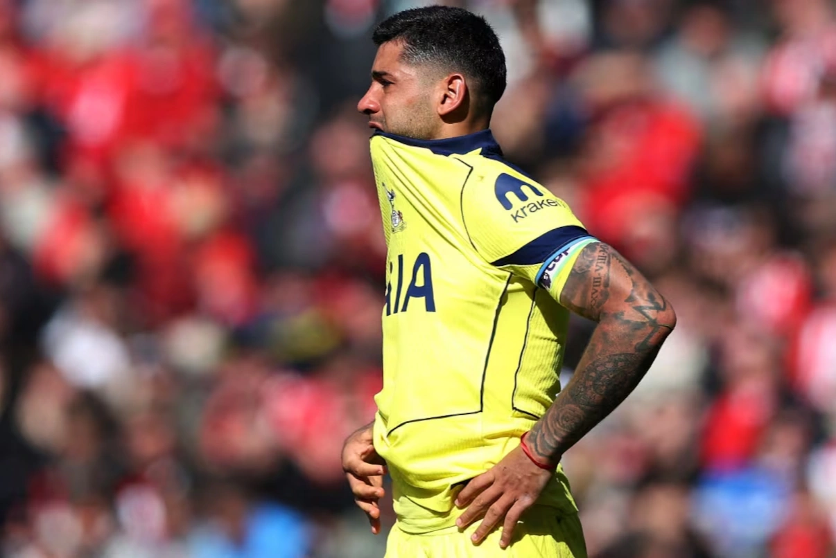 Más alarmas en la Selección: el Cuti Romero se lesionó y salió entre lagrimas en el partido del Tottenham
