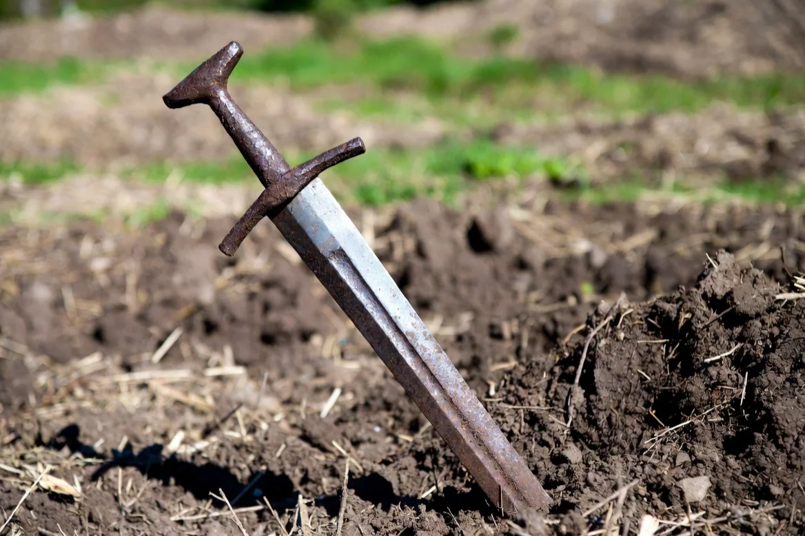 Hallazgo sin precedentes: un nene de 6 años encontró una espada vikinga de hace 1300 años