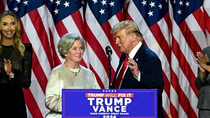 Trump junto a Wiles, una de sus funcionarias clave. 