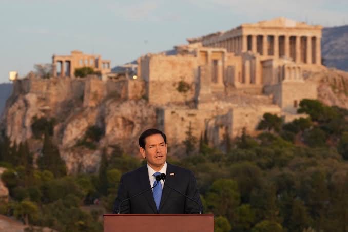 El secretario de Estado visitó Grecia esta mañana. 