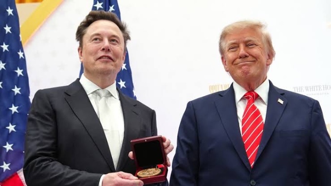 Trump entregándole a Musk la distinción. 