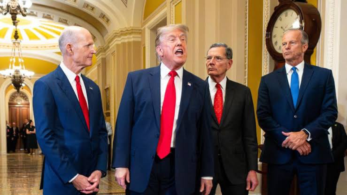 Trump denounced that Iran violated the truce after attacking a ship with drones in the strait and is considering a military response