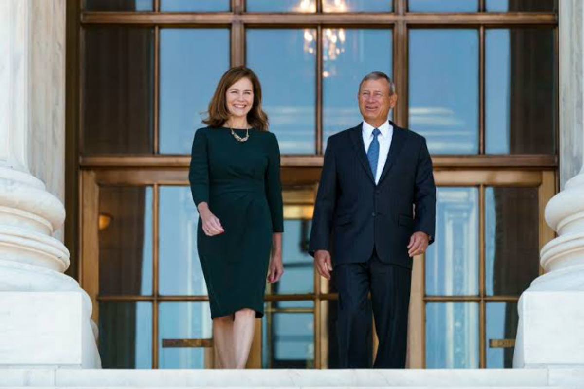Amy Coney Barrett y John Roberts fueron los jueces que se alinearon con la izquierda. 