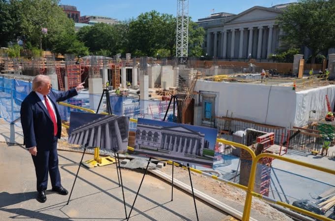 Trump's projects in the White House move forward despite complaints from the left