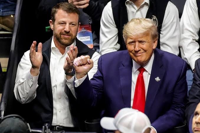 Markwayne Mullin junto al presidente Trump. 