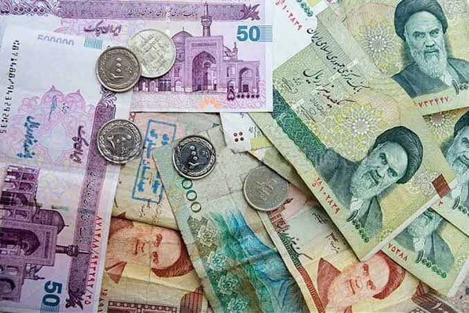 La moneda del régimen terrorista iraní cayó a un nuevo mínimo histórico de 2,5 millones por dólar,