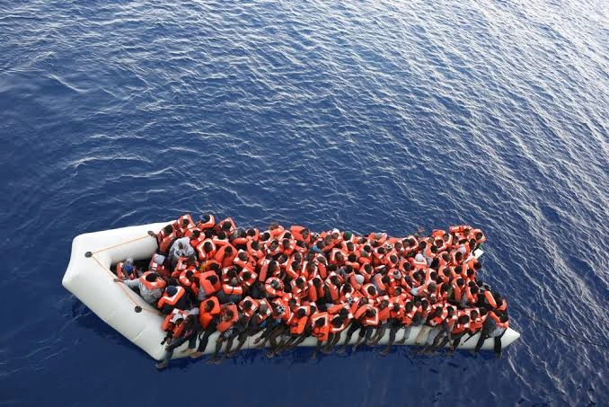 Balsa de inmigrantes