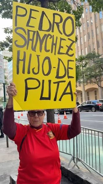 Patriotas españoles recibiendo a Sánchez