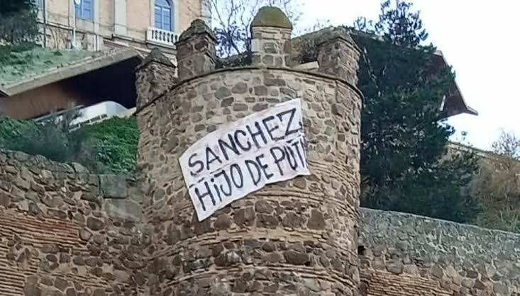 Patriotas españoles recibiendo a Sánchez