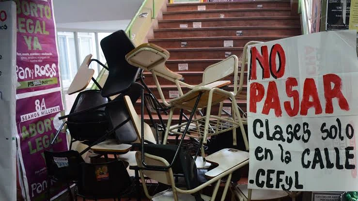 La izquierda vuelve a interrumpir el desarrollo de las clases.