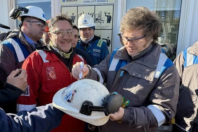 Javier Milei en Vaca Muerta, junto a trabajadores de YPF.