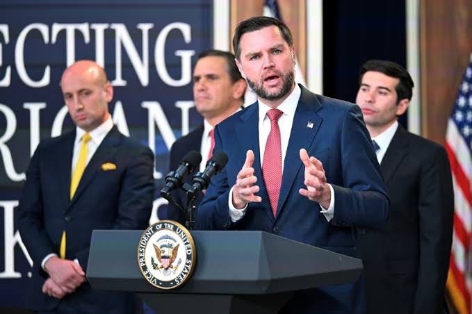 JD Vance habla en conferencia de prensa esta mañana. 