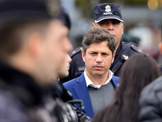 La policia de Kicillof no sólo se expone solamente en su trabajo, sino también al andar como civiles.