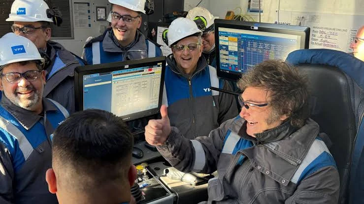 Javier Milei junto a trabajadores de YPF.