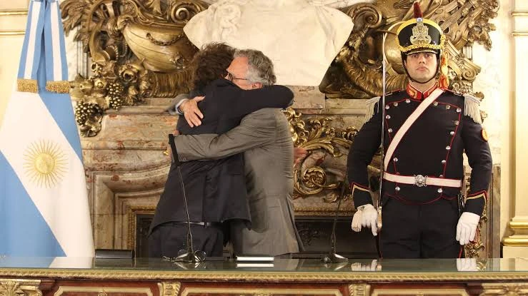 El ministro de Salud Mario Lugones junto a Javier Milei.