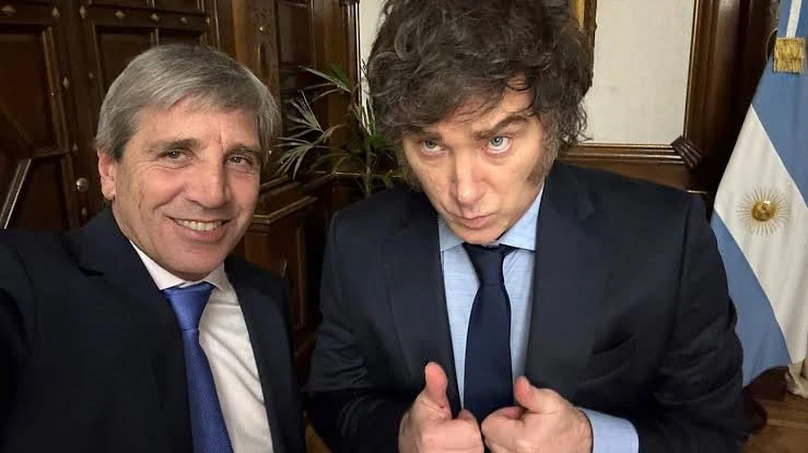 Javier Milei junto a su ministro de Economía, Luis "Toto" Caputo.