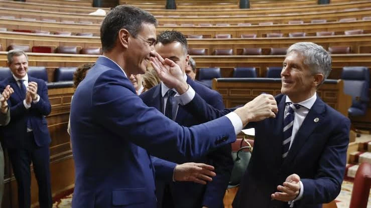 El ministro del interior Fernando Grande-Marlaska junto a Pedro Sánchez.