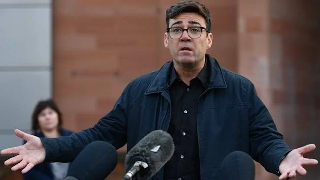 Andy Burnham, el primer ministro de Reino Unido ante las cuerdas.