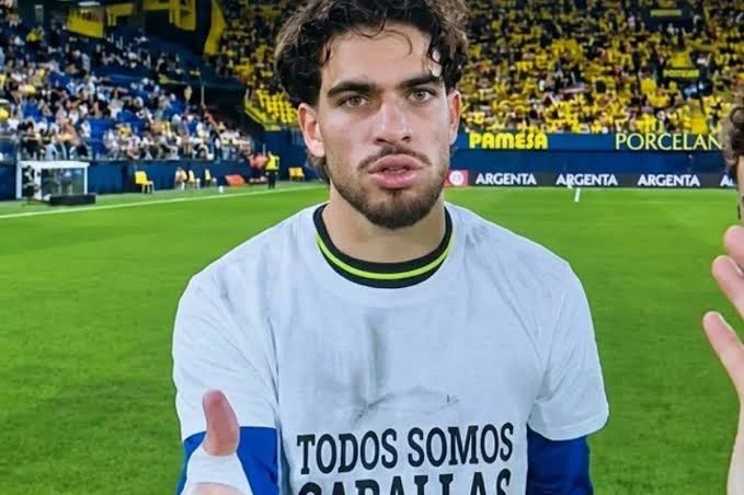  Ez Abde, futbolista marroquí portando la camiseta.