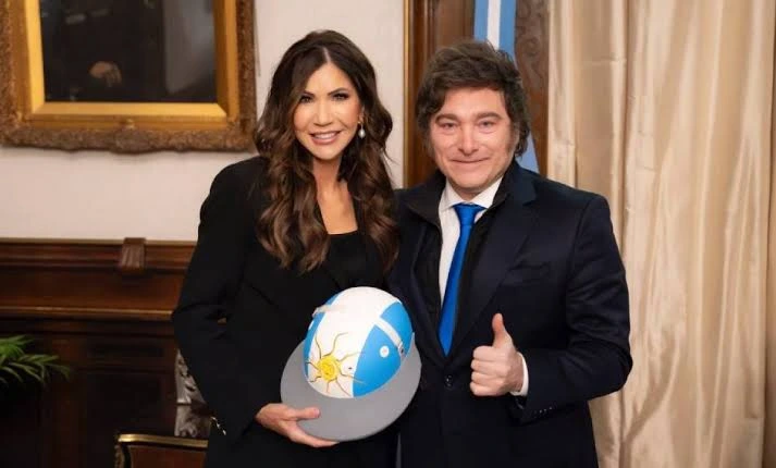 Kristi Noem junto a Javier Milei.