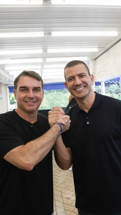 Douglas Ruas junto a Flavio Bolsonaro.