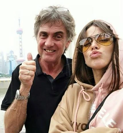 La cantante decidió llamarlo por teléfono