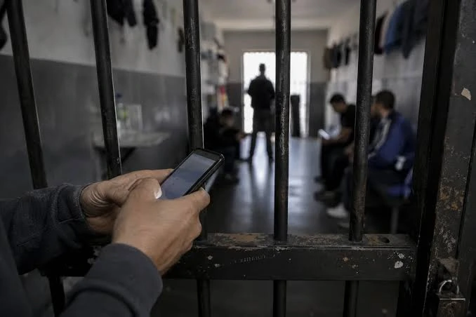 El Gobierno bloqueará los celulares usados por los presos para coordinar delitos