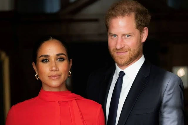 Un experto en la realeza reveló los verdaderos motivos que habrían hecho regresar a Harry y Meghan al Reino Unido