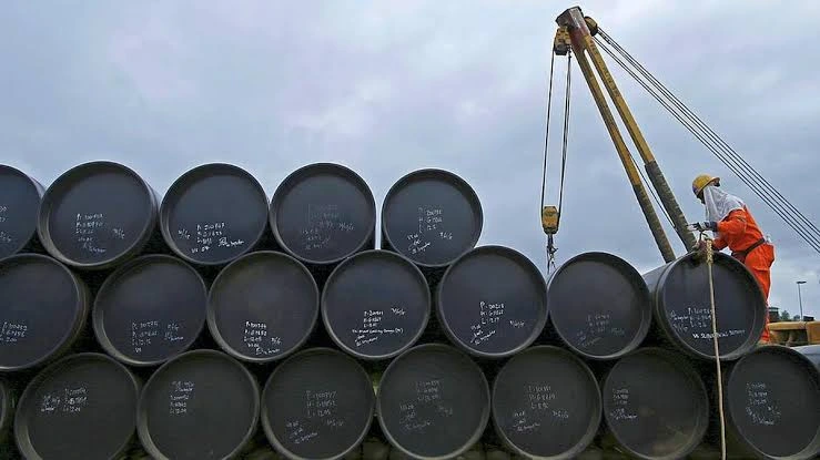 La producción de petróleo alcanzó una cifra histórica y superó los 916.000 barriles diarios Barriles de crudo argentino