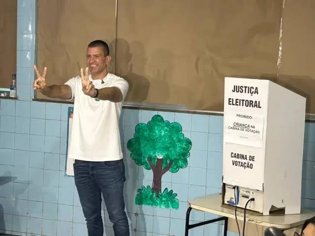 Douglas Ruas ejerciendo su derecho a voto.