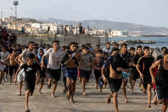 Magrebíes invadiendo Europa.