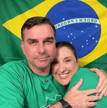Flávio Bolsonaro junto a  Daniella Marques.