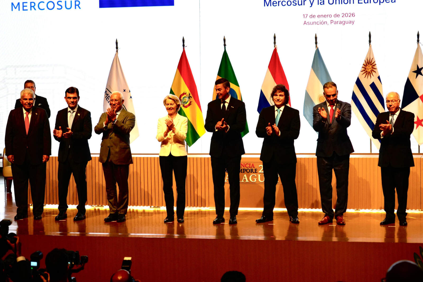Los líderes del bloque regional junto a la presidenta de la Unión Europea, Ursula von der Leyen.